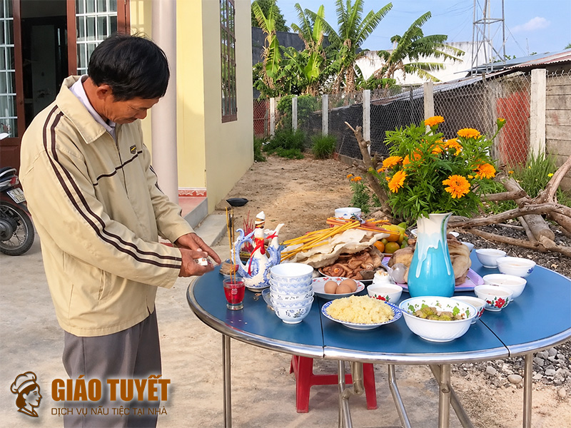 Đám giỗ có cần cúng ngoài sân không?