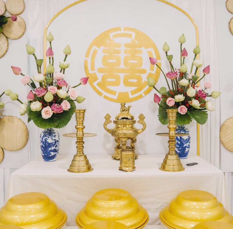 Cắm hoa bàn thờ gia tiên ngày cưới truyền thống Bắc Trung Nam