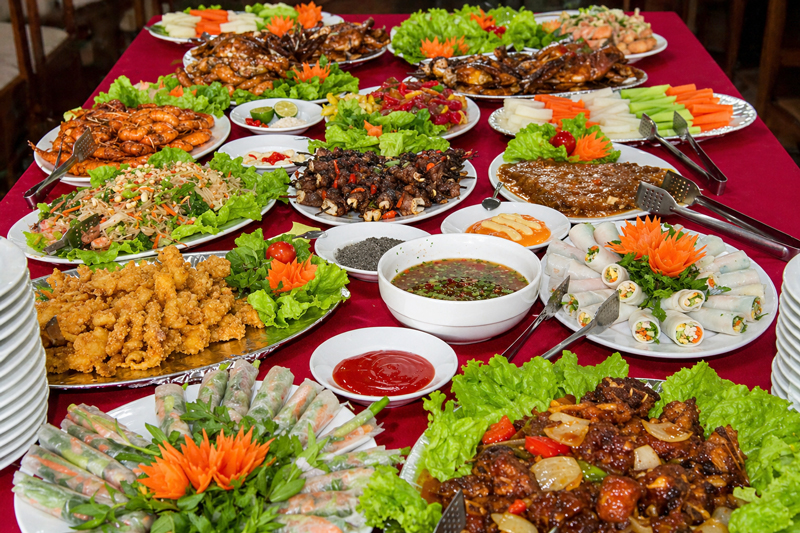 Nên đặt tiệc đám hỏi trước ngày lễ bao lâu?