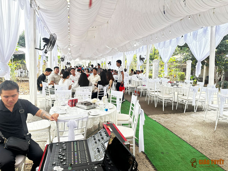 kinh nghiệm đặt tiệc cưới tại nhà tiết kiệm chi phí