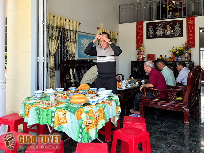 Đám giỗ có cần cúng ngoài sân không?