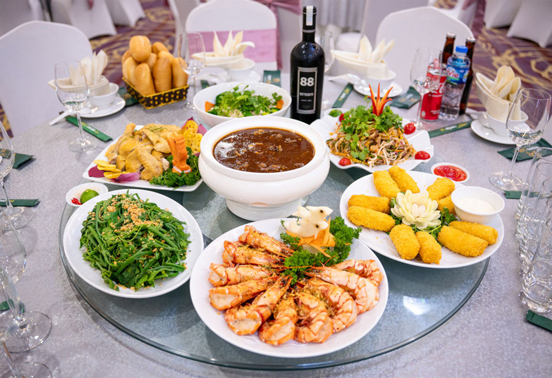 Các món chính trong tiệc cưới ngon và sang trọng cho bàn tiệc