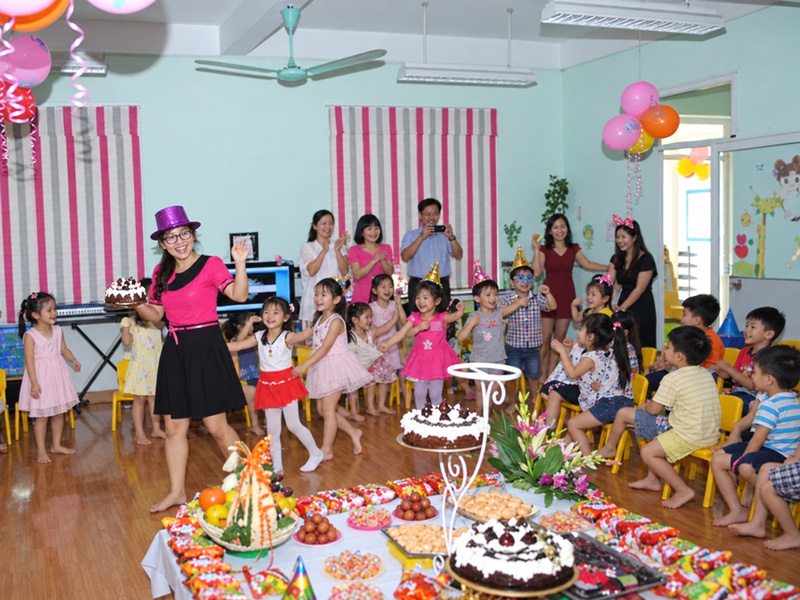 Nhạc thôi nôi nên chọn theo từng phần của tiệc