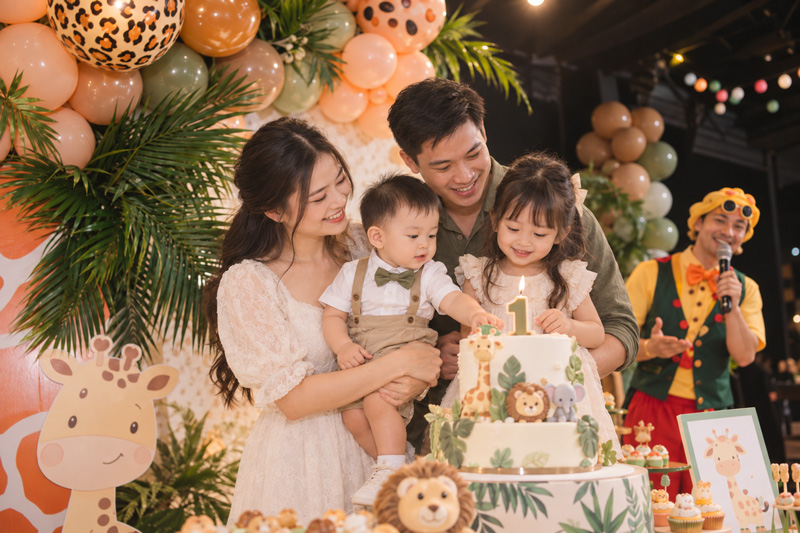 Nên tặng quà hay đi phong bì khi dự thôi nôi