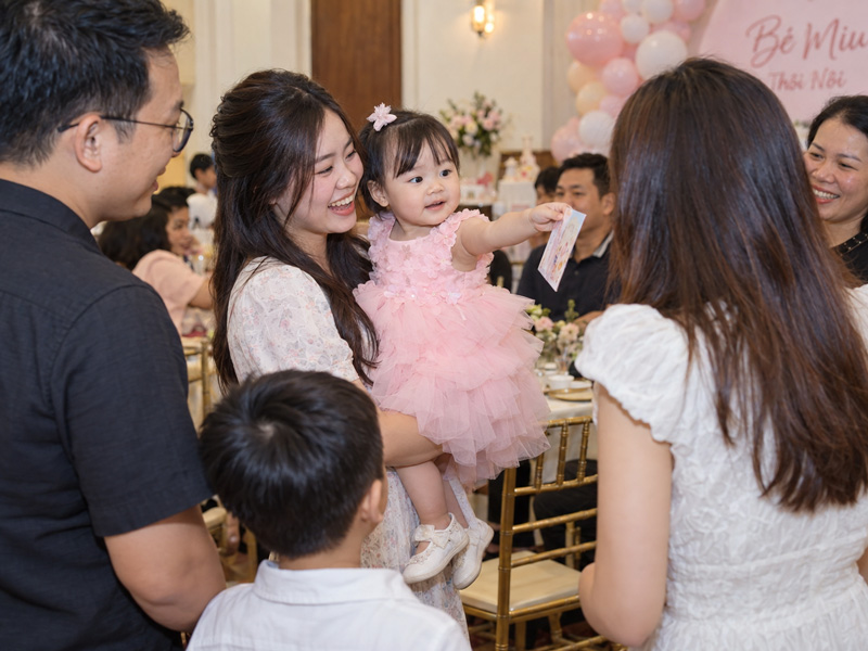 Nên gửi thiệp mời thôi nôi trước bao lâu