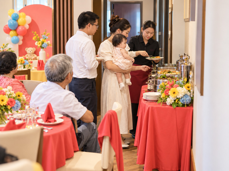 Tiệc buffet thôi nôi có phù hợp và nên chọn món thế nào