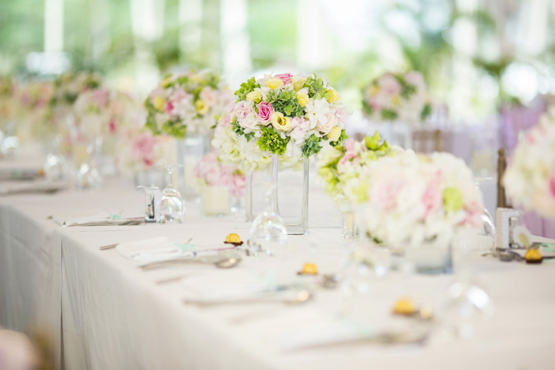 Mẹo trang trí hoa bàn tiệc cưới nâng tầm không gian tiệc