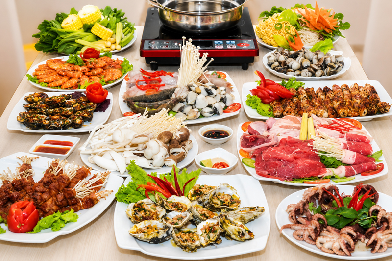 Nên tự nấu hay thuê nấu tiệc tân gia