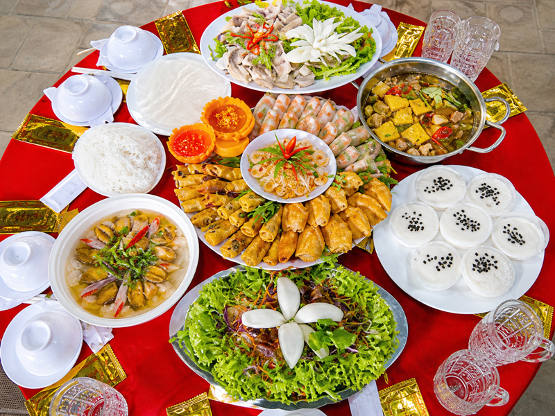 Nên tự nấu hay thuê nấu tiệc thôi nôi