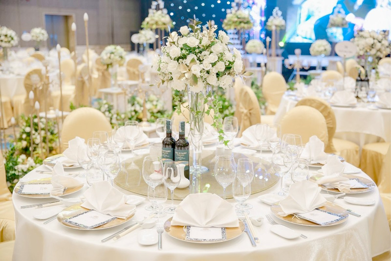 Mẹo trang trí hoa bàn tiệc cưới nâng tầm không gian tiệc