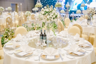 Thumbnail Mẹo trang trí hoa bàn tiệc cưới nâng tầm không gian tiệc