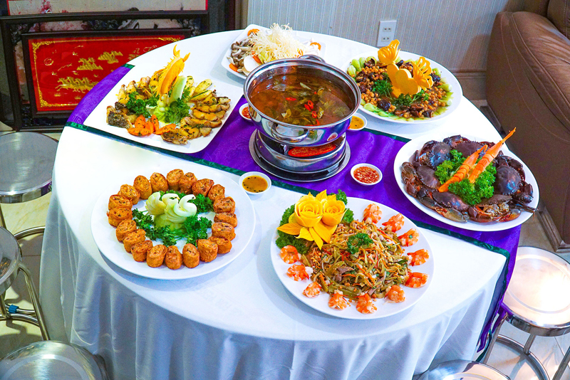 Cách chọn dịch vụ nấu tiệc cưới cho tiệc lớn