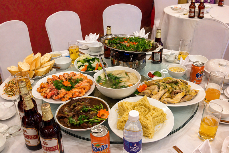 Thuê nấu tiệc cưới tại nhà hay nhà hàng có lợi hơn